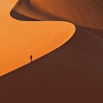 Człowiek spacerujący grzbietem majestatycznej wydmy (fot. Reinhard Gaemlich)