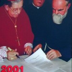Kardynał Józef Glemp podpisuje dokumenty na zakończenie diecezjalnego etapu procesu beatyfikac
