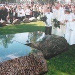 Dzieci po przyjęciu I Komunii  Świętej przy grobie ks. Jerzego Popiełuszki